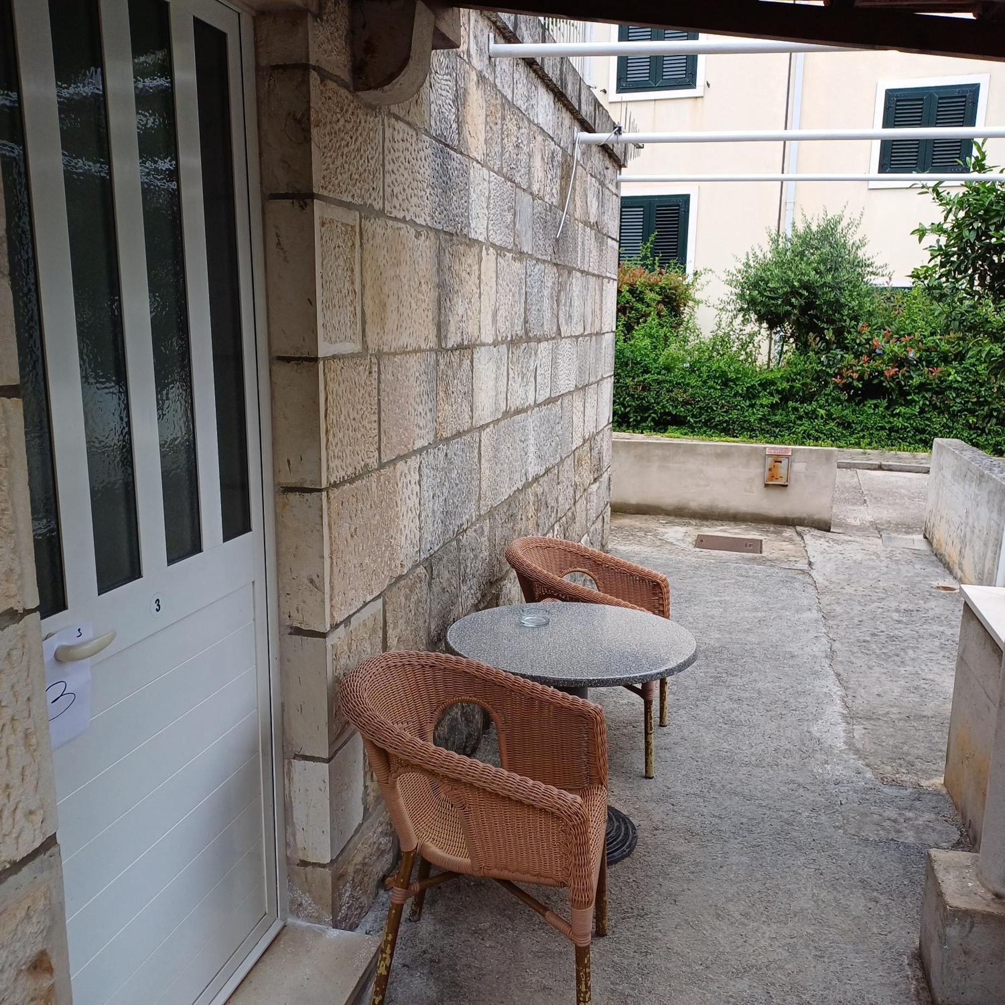 Rooms Kvestic ดูบรอฟนิก ภายนอก รูปภาพ